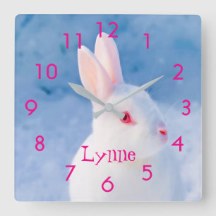Horloge Carrée Pied blanc mignon personnalisé sur la neige bleue 