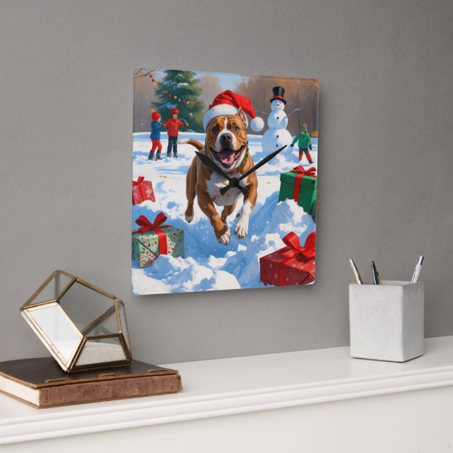 Horloge Carrée Pitbull Dog courir dans la neige avec le Casquette (Bureau)
