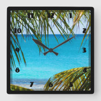 Plage tropicale encadrée de palmiers