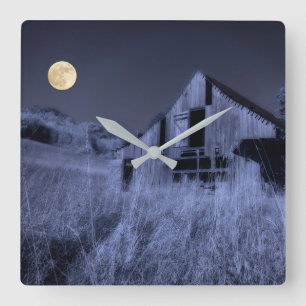 Horloge Carrée Pleine lune au-dessus   Vieille grange patinée
