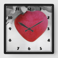 Pomme en forme de coeur rouge dramatique