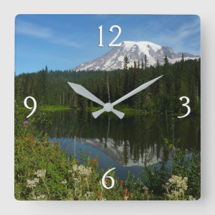 Horloge Carrée Reflet du lac du mont Rainier avec des fleurs sauv