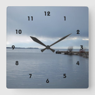 Horloge Carrée rive au bord d'un lac nuageux