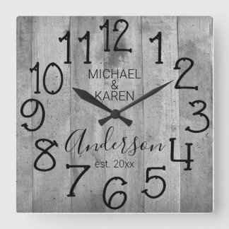 Horloge Carrée Russe Barn Wood Farmhouse Nom de famille personnal