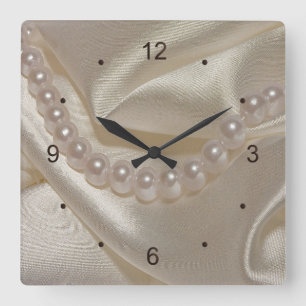 Horloge Carrée Satin blanc plié et Mariage perles