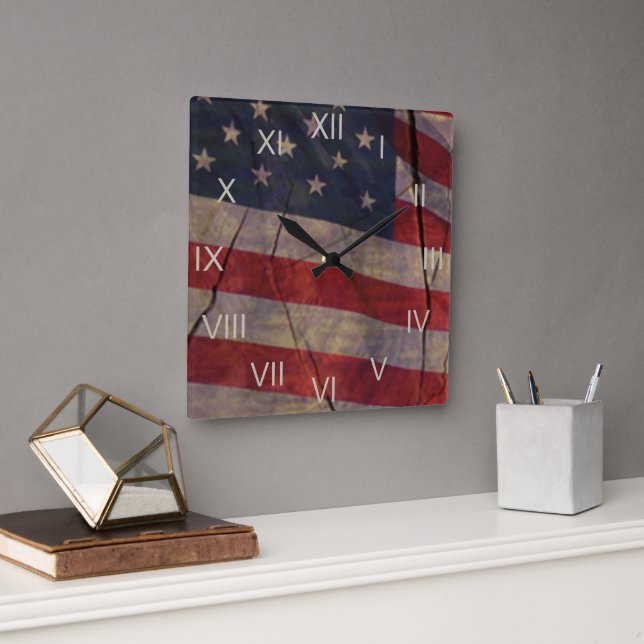 Horloge Carrée Segment du drapeau américain patriotique au-dessus (Bureau)