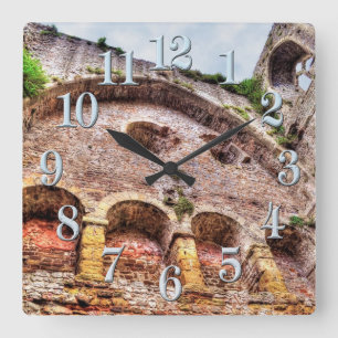 Horloge Carrée Sites historiques anciens, Ruines du château de Gr