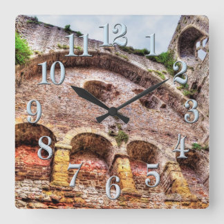 Horloge Carrée Sites historiques anciens, Ruines du château de Gr