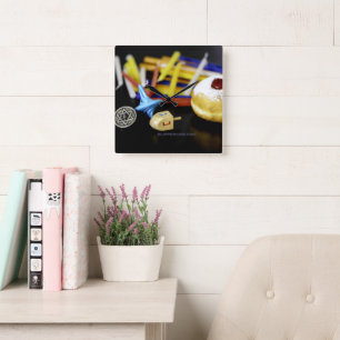 Horloge Carrée SlipperyJoe Hanukkah nature morte symbolique de fê