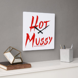 Horloge Carrée SlipperyJoe's hot mussy audacieux texte rouge vif 