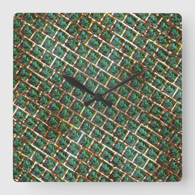 Horloge Carrée Sous la grille sale et rouillée (Recto)