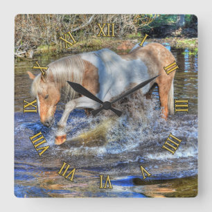 Horloge Carrée Stallion Palomino Pinto jouant dans l'étang