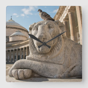 Horloge Carrée statue de lion devant l'église historique