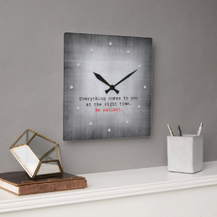Horloge Carrée Tout vous vient... sur la texture grise