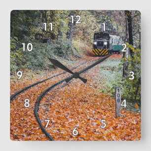 Horloge Carrée Train Locomotive Diesel se déplaçant dans les arbr