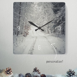 Horloge Carrée Traverser une forêt d'hiver enneigée