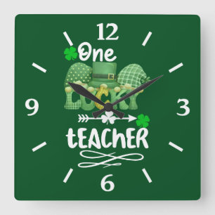 Horloge Carrée Un professeur chanceux avec des gnomes