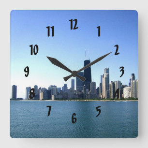 Horloge Carrée Une ville venteuse de l'autre côté du lac