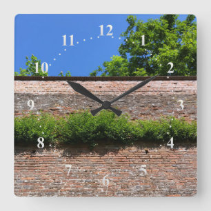 Horloge Carrée vert sur le mur de l'ancienne forteresse