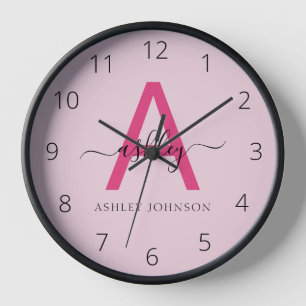 Horloge Chaud rose moderne Script Girl Monogramme Nom