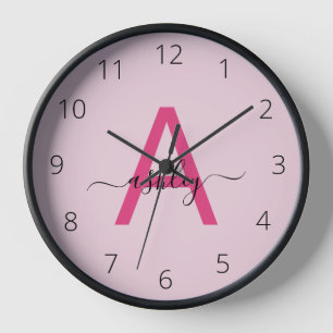 Horloge Chaud rose moderne Script Girl Monogramme Nom