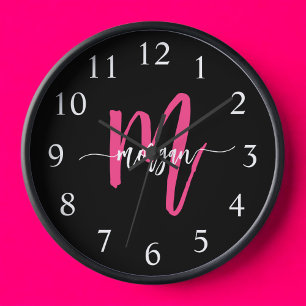 Horloge Chaud rose noir moderne Script Girl Monogramme Nom