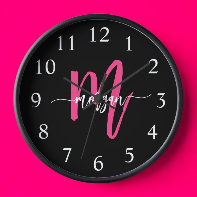 Horloge Chaud rose noir moderne Script Girl Monogramme Nom (Créateur téléchargé)