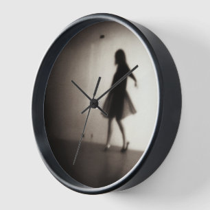 Horloge Couloir où l'ombre danse