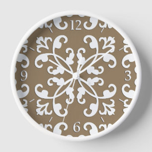 Horloge Coutwork en dentelle - blanc sur taupe