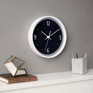 Horloge de cuisine en pierre grise sur fond noir a