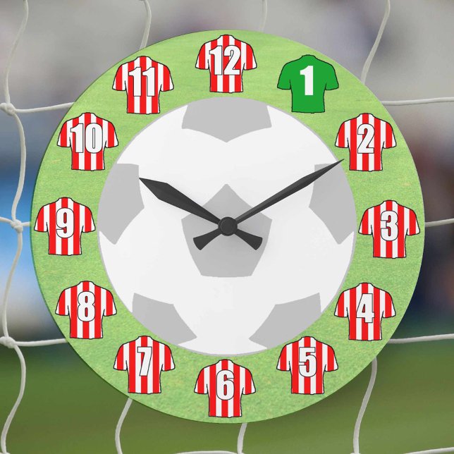 Horloge de football - avec chemises rayées rouges  (Red and white striped football shirts on a wall clock.)