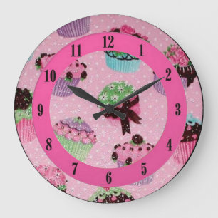 Horloge de mur rose mignonne de petit gâteau de