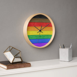 Horloge Drapeau de fierté gay inclusif SlipperyJoe's à tex