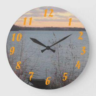 Horloge du coucher du soleil sur la rive du lac