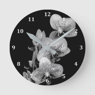 Horloge en noir et blanc avec orchidées