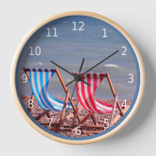 Horloge En vacances. Deux transats sur la plage