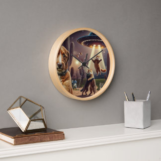 Horloge Enlèvement d'ovnis de chat avec un chien inquiet d