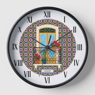 Horloge Fenêtre de la maison de Lisbonne avec plantes et c