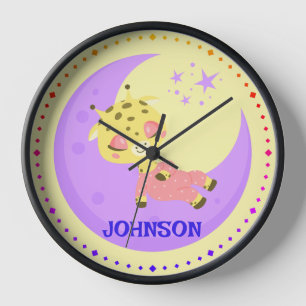 Horloge Girafe bébé dormant sur la Lune