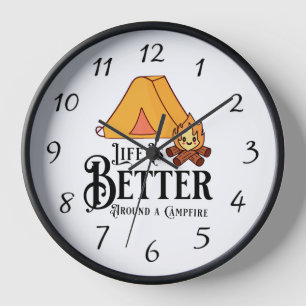 Horloge La vie est meilleure autour d'un feu de camp