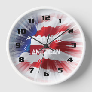 Horloge Le drapeau patriotique américain fier d'être améri