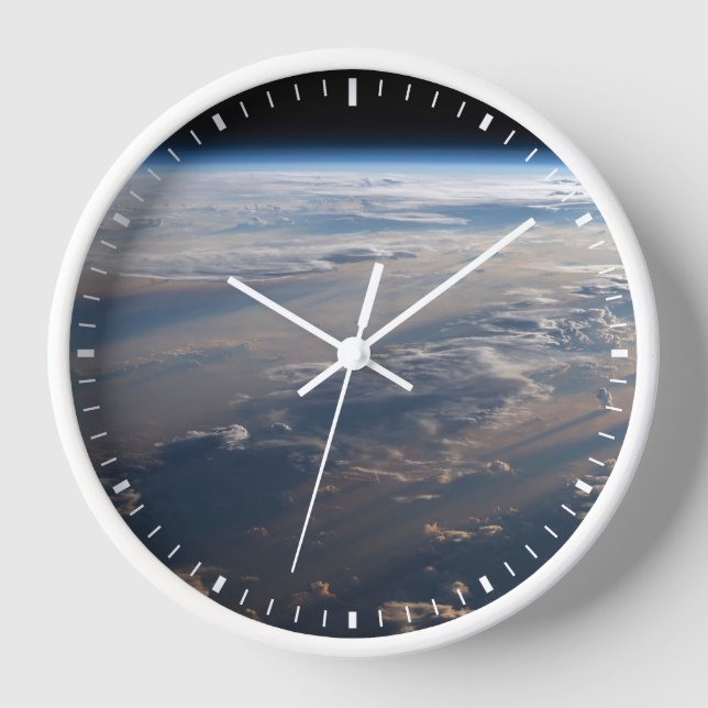 Horloge Le lever Du Soleil Coule De Longues Ombres Sur La  (Recto)