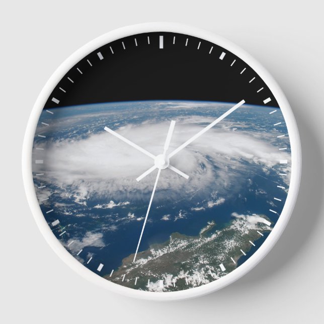 Horloge L'Ouragan Dorian Au-Dessus De L'Océan Atlantique. (Recto)