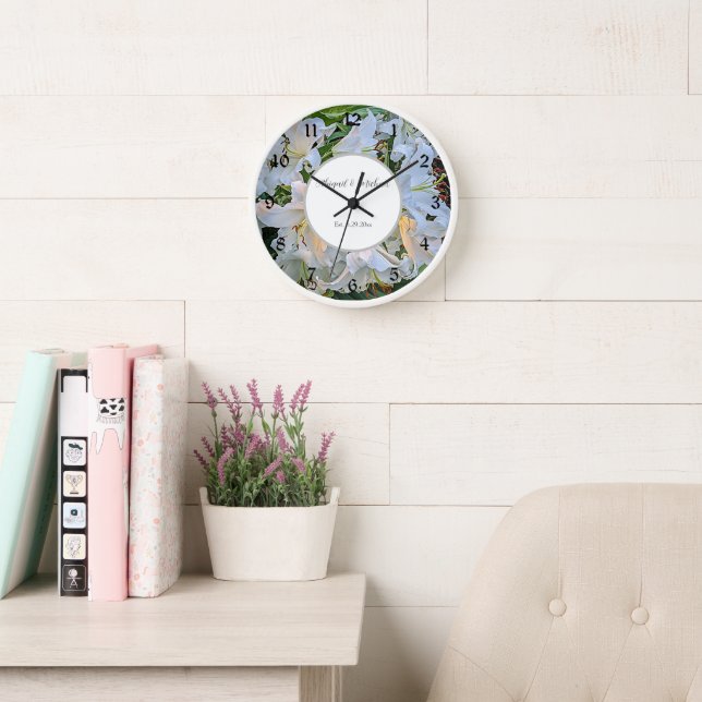 Horloge Lys blancs Mariages noms de couple Floral (Salle de lecture)