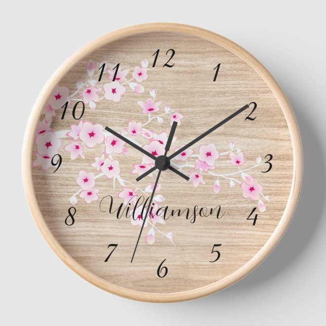 Horloge Monogramme en fleurs de cerisier rose Faux Wood (Recto)