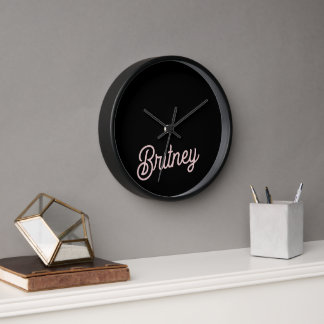 Horloge Monogramme et nom rose roux noir moderne