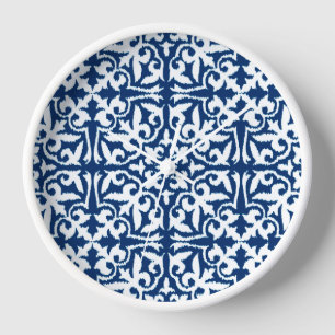 Horloge Motif de damassé d'Ikat - bleu et blanc de cobalt