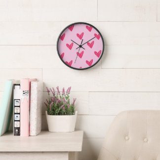 Horloge murale à motif de cœurs dessinés à la main