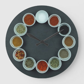 Horloge murale acrylique avec tasses à épices