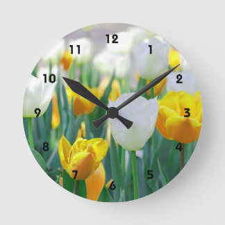 Horloge murale blanche et jaune de fleur de tulipe